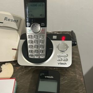 Vetch wireless phone 2 units vase and original